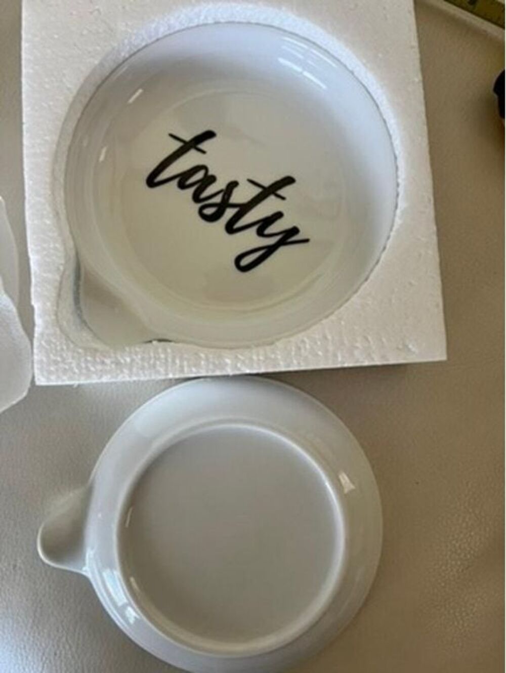 2pc Chic White Ceramic Snack Plates with Yum/Tasty Words, Set of 2